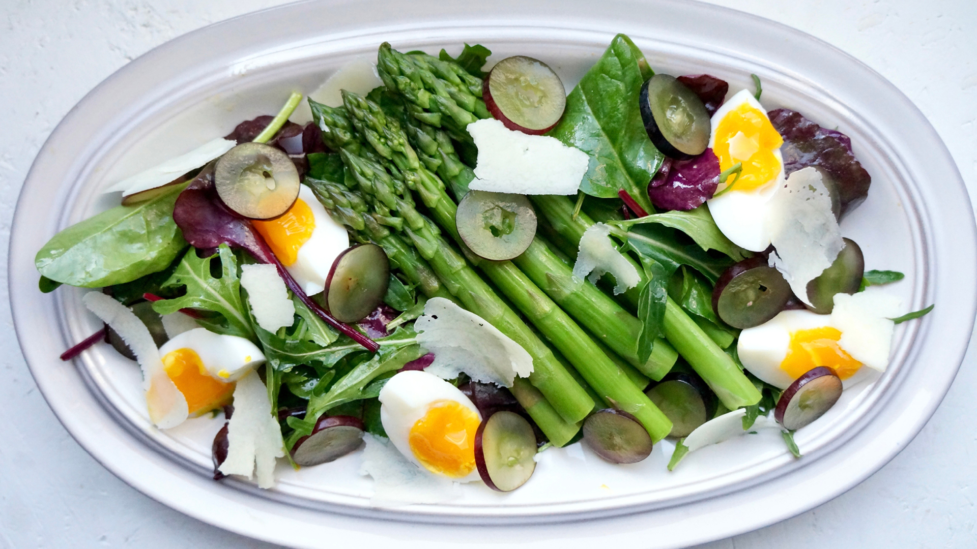 Vitaverse - Spring asparagus salad with grapes and aged cheese /Vitamin B9+/